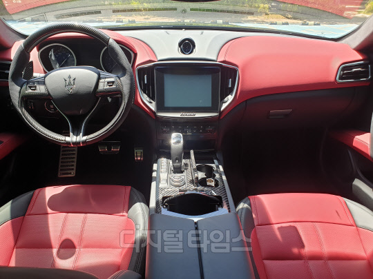 마세라티 기블리 리벨레 실내. <장우진 기자 jwj17@>